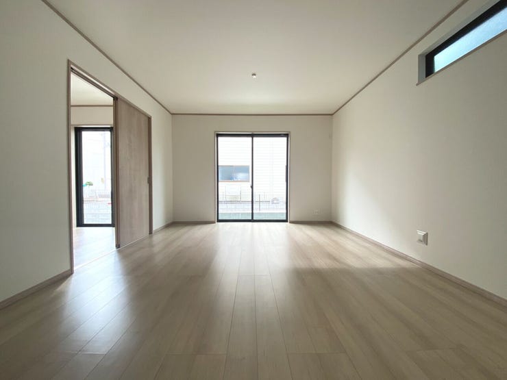 16帖のリビング。窓にはシャッターがついており、安心の防犯性です。