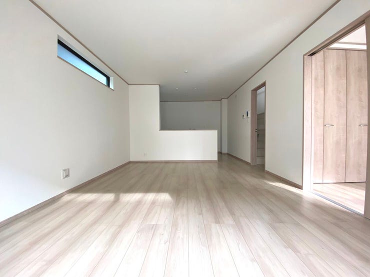 16帖のリビング。リビング全体を見渡せる対面式キッチンでご家族との会話が弾みます♪