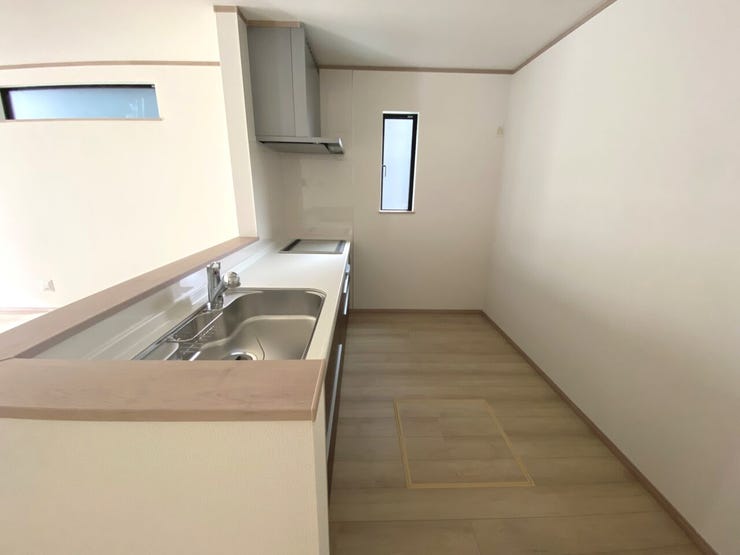 対面式のシステムキッチンでお料理の配膳や片付けも楽々!