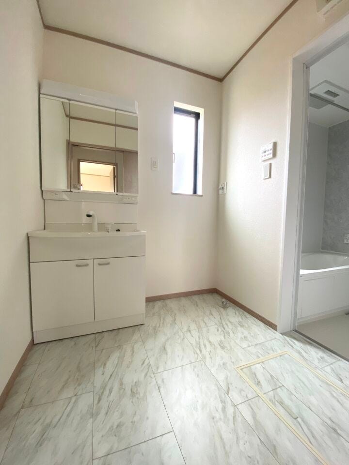 収納豊富な三面鏡の洗面化粧台。シャワー機能付きで衣類の手洗いや洗髪にも活躍します!