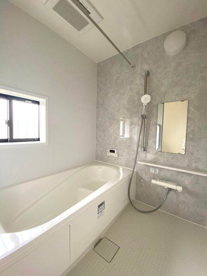 追い焚き機能付きのバスルーム。浴室暖房乾燥機付きで雨の日や夜間の洗濯物干しも◎