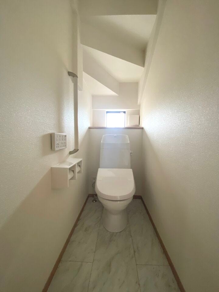 温水洗浄便座付トイレ。各階トイレで混雑時も安心です。