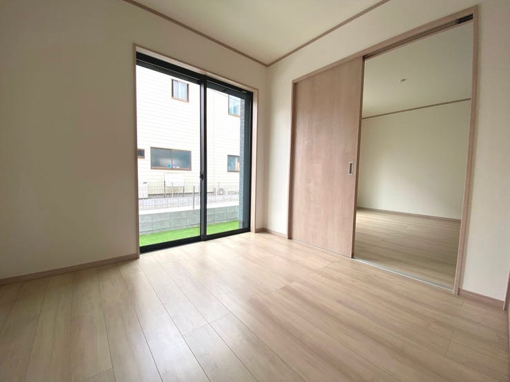 4.5帖の洋室。お庭に面しており、ご家族で過ごす時間が充実しますね♪