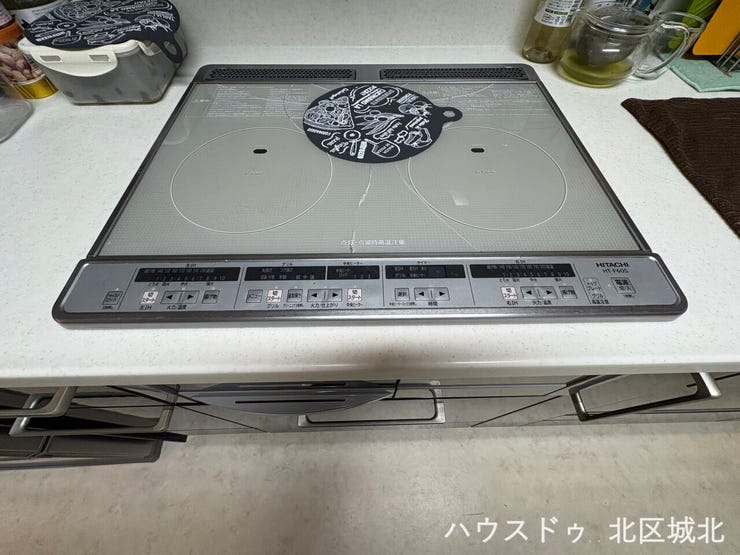 スタイリッシュなIHコンロを採用。フラットな天板でお手入れも簡単、調理スペースを清潔に保てます。