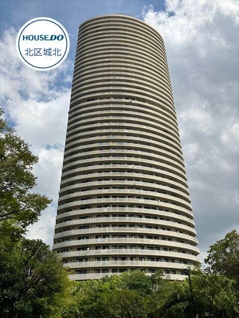 【外観】
43階建てのタワーマンションです。
東海交通事業城北線/比良まで徒歩31分、
名古屋市名城線/黒川まで徒歩34分、
名古屋市バス「中切町」停まで徒歩8分の立地です。