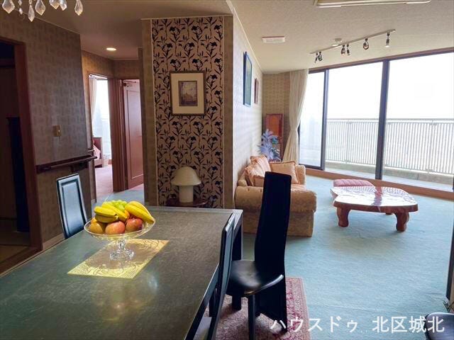 イメージ画像(実際の写真をもとに家具等をCGで除去したものになります)
日中は自然光がたっぷりと入り、夜は照明が柔らかく包み込む心地よいリビング空間です。