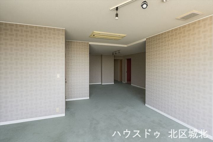 イメージ画像(実際の写真をもとに家具等をCGで除去したものになります)
開放感と上質感が共存するゆとりのリビング空間。多灯照明がインテリアを引き立て、快適な毎日を演出します。