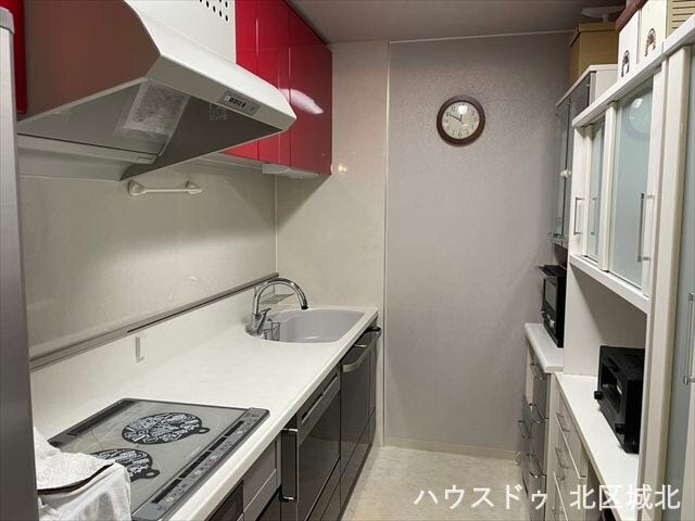 イメージ画像(実際の写真をもとに家具等をCGで除去したものになります)
赤とグレーのコントラストが映えるスタイリッシュなデザインが目を引く独立型キッチンは、調理のしやすさと清潔感を両立。