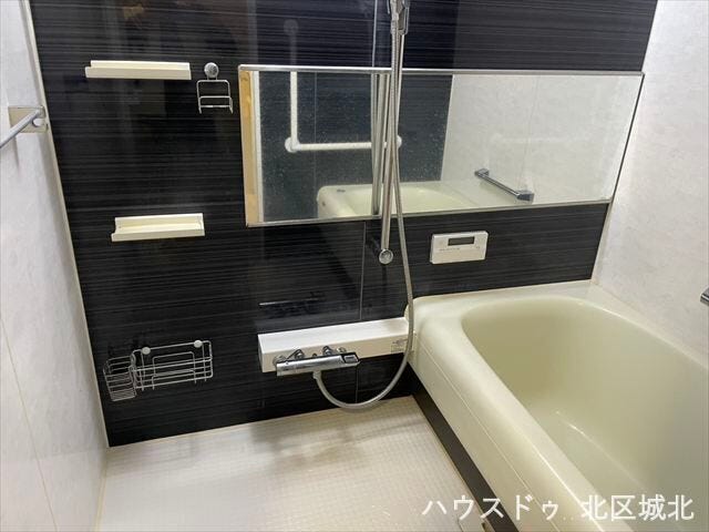 イメージ画像(実際の写真をもとに家具等をCGで除去したものになります)
落ち着いたダークカラーのアクセントパネルが高級感を演出。広々とした浴槽で、ゆったりと1日の疲れを癒せる快適バスルームです。