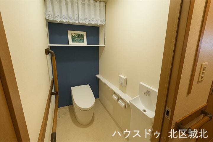 イメージ画像(実際の写真をもとに家具等をCGで除去したものになります)
収納棚付きのトイレ空間です。手洗い器付きで動線もスムーズです。