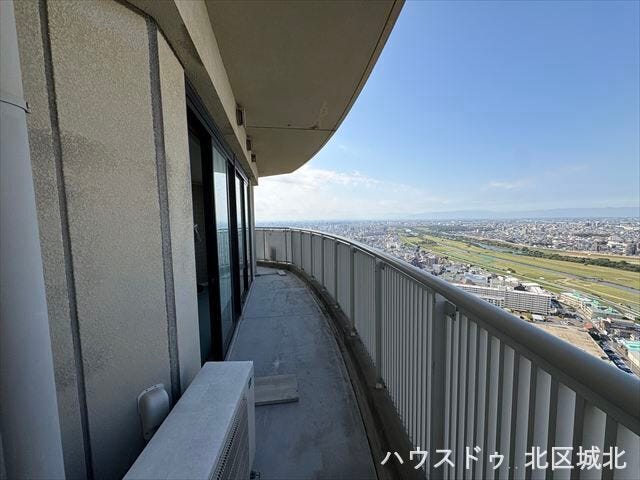 開放感あふれるバルコニーです。遠くまで見渡せる景色を日常に感じられる贅沢な住空間。