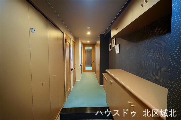 イメージ画像(実際の写真をもとに家具等をCGで除去したものになります)
明るい照明と収納豊富な玄関スペースです。靴や日用品をすっきり整理できます。