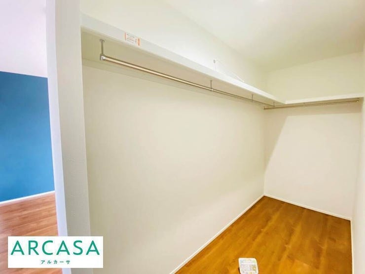 *施工事例*
ARCASAの物件の魅力のひとつは広々としたウォークインクローゼット♪この広さがあれば家族分の服をたくさん収納することができますね。