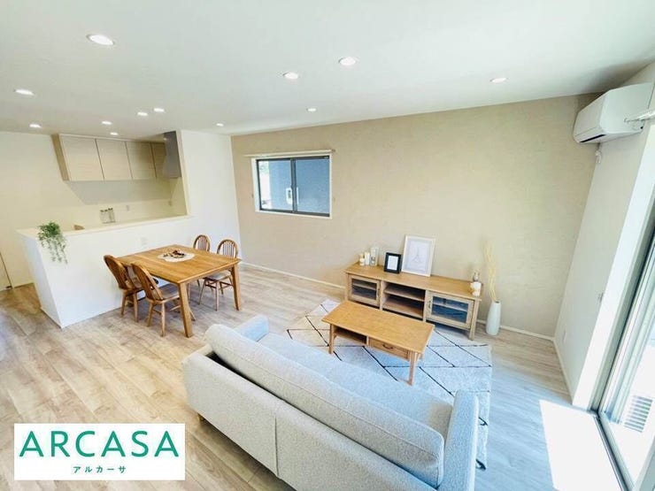 *施工事例*
アクセントクロスやフローリングなどランク上のオシャレなこだわりの内装となっています。