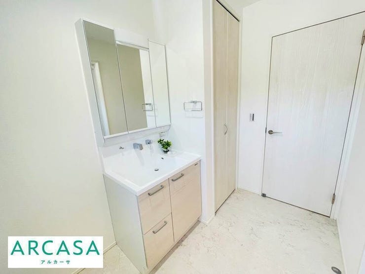 *施工事例*
ミラーの裏にはたっぷり収納スペースがあります!歯ブラシも中に収納できて衛生的♪洗面下の収納には背の高いものもスッキリ収納できます。