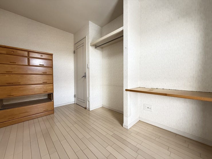 住まい全体をスムーズに繋ぐゆとりある廊下。シンプルで整った印象が、室内の落ち着いた雰囲気を引き立てます。