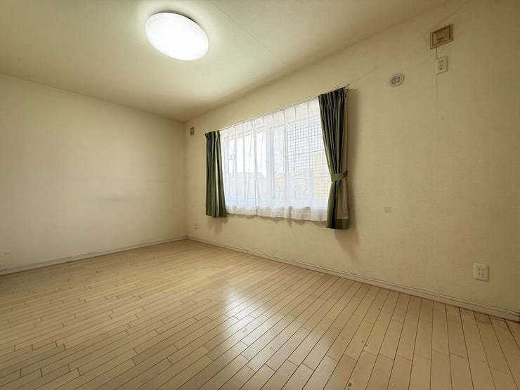 明るく清潔感のあるシンプルな洋室です♪大きな窓からは自然光がしっかり入り、日中は照明いらずの明るさを確保できます!