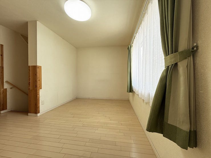 ナチュラルな木目調フローリングと白を基調とした内装で、どんな家具とも相性が良く、レイアウトの自由度が高いのが魅力です♪