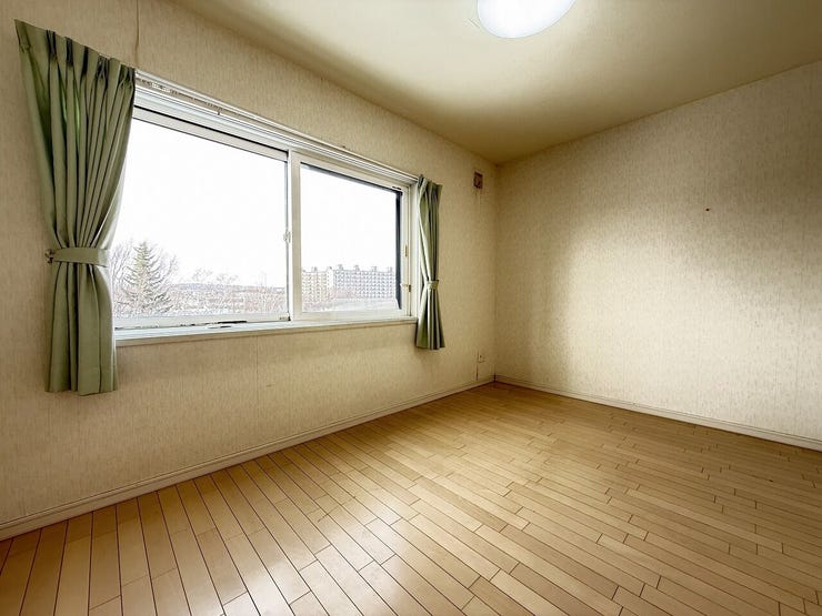 洋室6.2帖はゆとりのある広さと大きな窓が魅力の明るい空間です♪たっぷりの自然光が差し込み、開放感あふれる居心地の良いお部屋に仕上がっています!