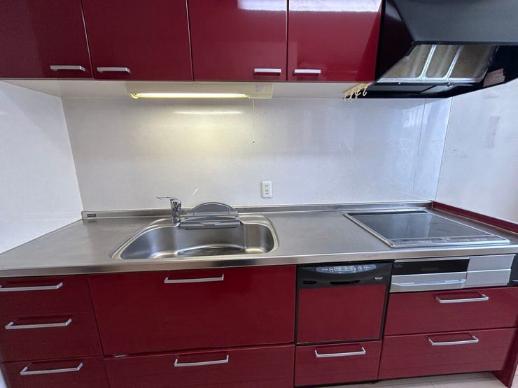 食洗機完備で、毎日の後片付けもスムーズ。家事効率を重視する方に嬉しい設備が揃っています♪
使い勝手と快適さを兼ね備えた、家族みんなに優しいキッチン空間です!