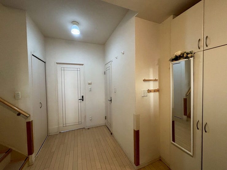 広々とした玄関ホールは、訪れる人を心地よく迎える空間です♪
シンプルで清潔感のあるデザインは、家全体の印象を引き立て、家族やゲストを温かく迎えられるポイントです!