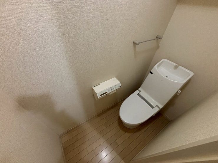 1階トイレの様子です♪清潔さを保ちやすく、快適な使い心地で日々の生活の質を高めてくれます♪