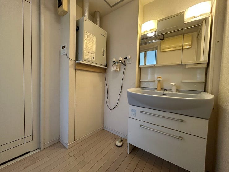 独立した広めの洗面スペース。室内洗濯機置場と収納付きで家事動線がスムーズです。