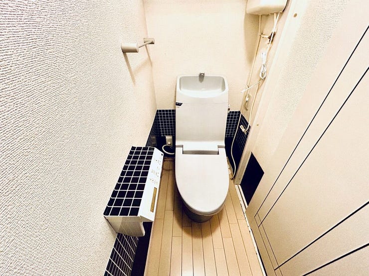 温水洗浄便座完備の清潔感あるトイレ。2ヵ所あるので朝の混雑も安心です。