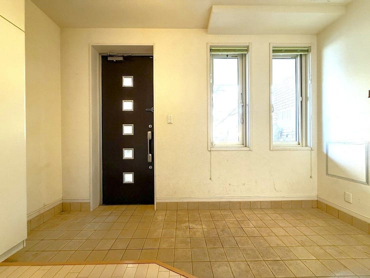 ダブルロックキーで安心の玄関。下駄箱収納を備えすっきりとした印象です。