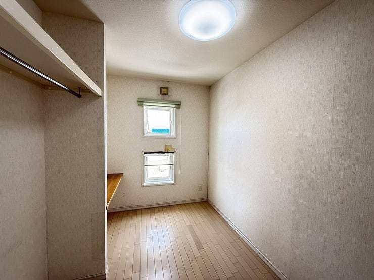 採光良好な洋室。床暖房完備で主寝室・子ども部屋・ワークスペースどれにも合います。