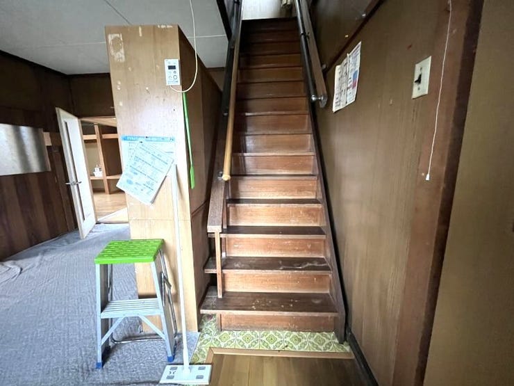 キッチンから2Fへの階段。