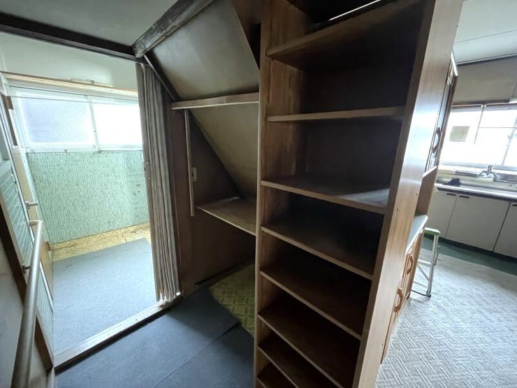 キッチンにはたっぷり入る収納棚があります。