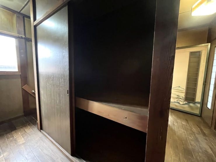 2F廊下には大きな収納があります。