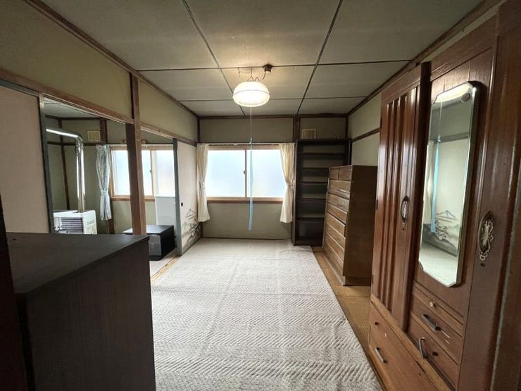 2F納戸入口側和室6畳 南向きの窓があります。