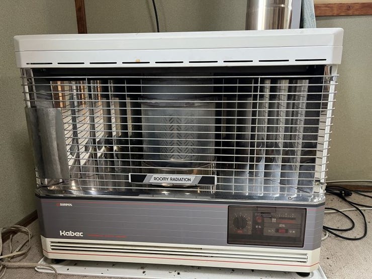 2F和室6畳 石油ストーブがあります。