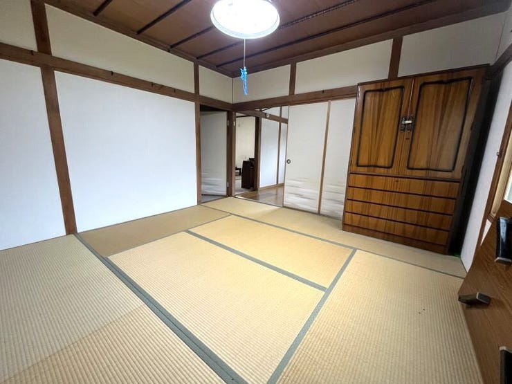 1F和室8畳 窓からは西日が入り日当たり良好です。