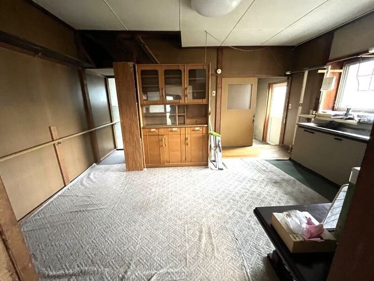 東向きの窓から採光が取れます。