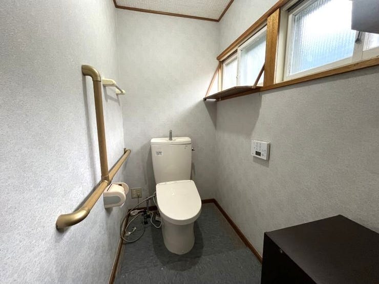 温水洗浄便座で窓がありとても明るいです。