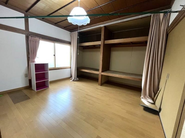 1F洋室6畳 南向きの窓があり日当たり良好です。