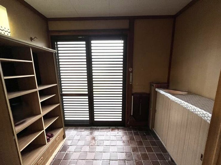 玄関には網戸が付いています。