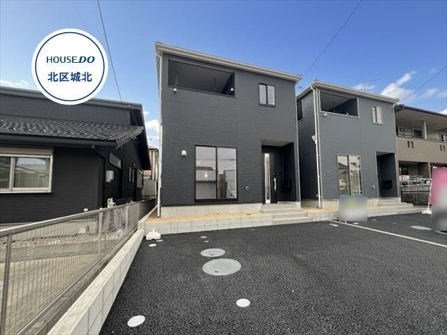 【外観】
北名古屋市立栗島小学校まで徒歩約7分、きたバス「中之郷北」停まで徒歩約3分。北名古屋市中之郷諏訪に、木造2階建て新築の登場です!