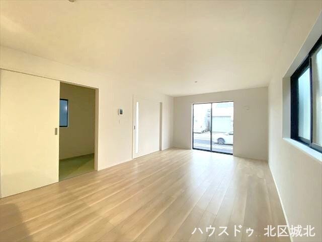 カースペースには普通車2台を並列駐車可能です♪間取りは4LDKで18帖LDK、和室1部屋、2階は全居室6帖以上でゆったりと過ごせます。