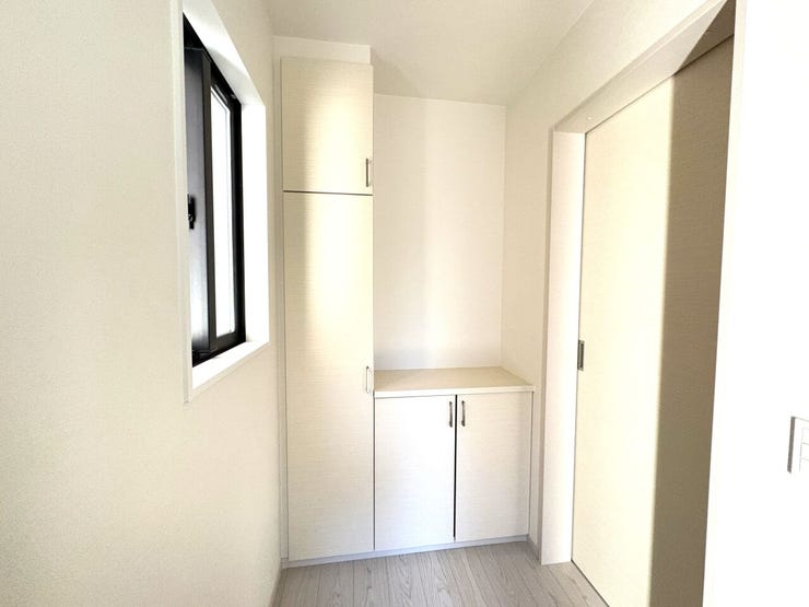 玄関 同仕様
シューズボックス付きの玄関♪
玄関がスッキリとお使いいただけます♪