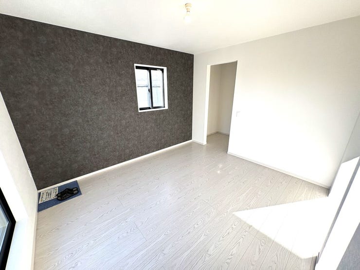 洋室 同仕様
2面採光のお部屋は明るく風通しの良いお部屋です♪