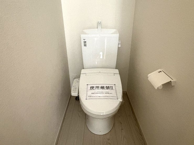 トイレ 同仕様
温水洗浄便座♪
寒い季節も快適です♪