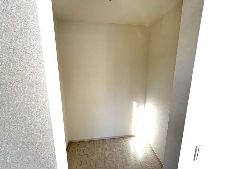 ウォークインクローゼット 同仕様
季節物の収納に便利なウォークインクローゼット完備!