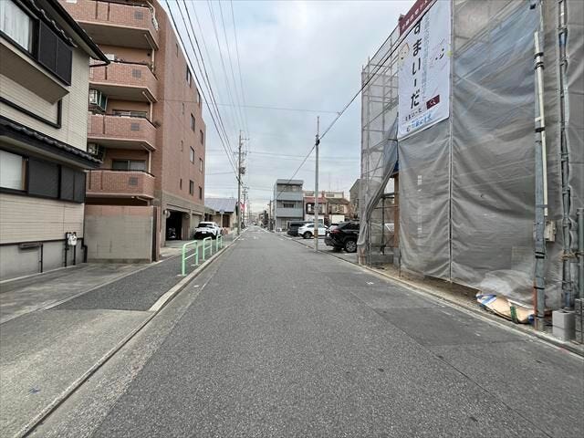 幅員約7.2mの西側前面道路です。車の出し入れもしやすく、また配達などの車が停まっていても通行出来る道幅となっています。
(2026年1月27日撮影)