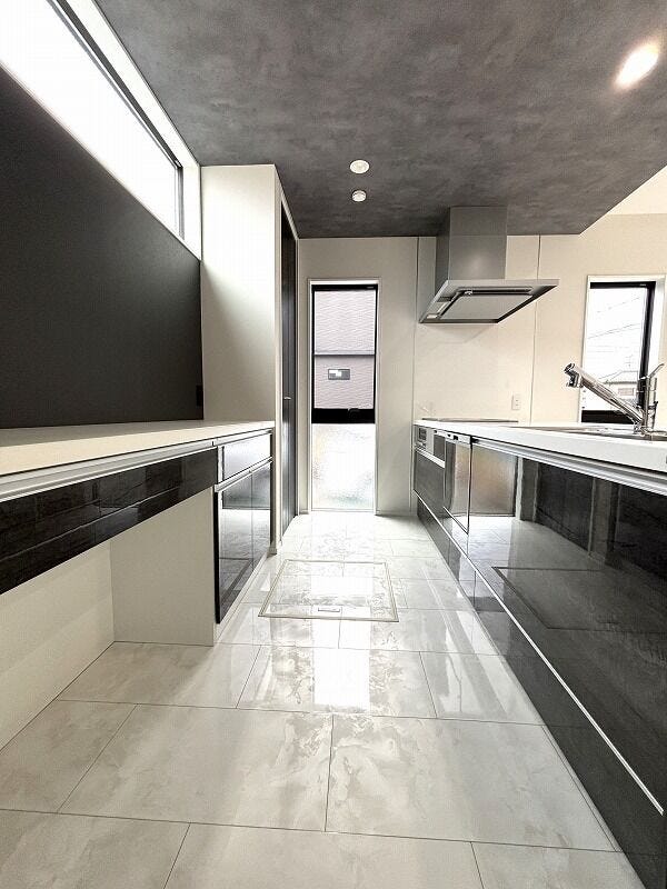 ゆとりのサイズを確保し、ひとりだけでなくお子様や旦那様と一緒にキッチンに立つのに快適なスペースです。床下収納もあります。