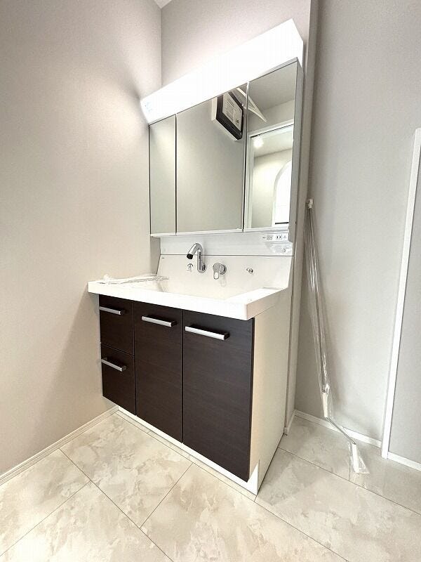 お掃除しやすく清潔感のある洗面台です。女性には嬉しい三面鏡が設置され、朝の忙しい身支度も快適にできますね。収納ケ所も多く、スッキリと使用できます。