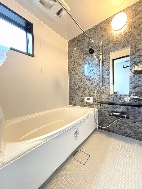 落ち着いた雰囲気の浴室では、ゆったりと1日の疲れを癒す事のできる大きなバスタブです。帰りが遅いご家族の方も気持ちよく入浴頂ける追炊き機能など設備も整っています。